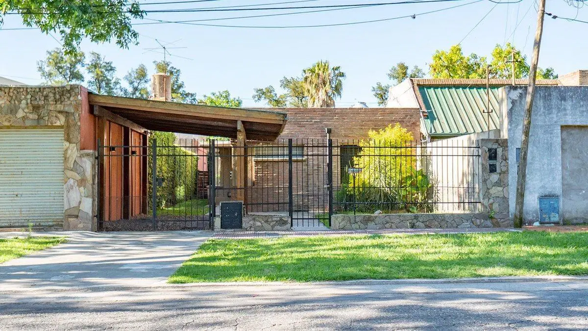 CASA 2 DORMITORIOS PATIO PILETA COCHERA VENTA 5