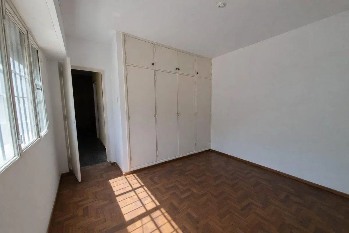 CASA DE 4 DORMITORIOS MÁS LOCAL COMERCIAL EN VENTA 5