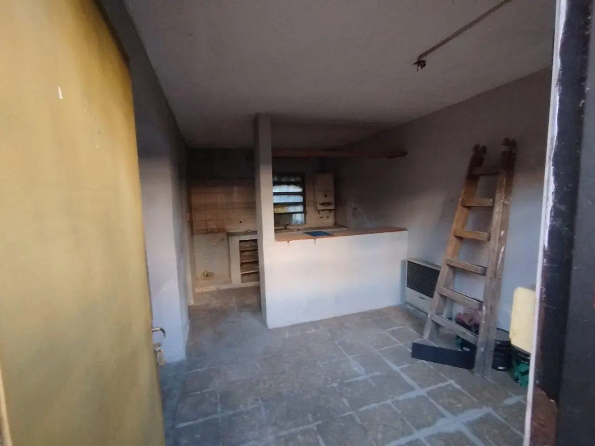 Casa de pasillo a reciclar en barrio Matheu 3