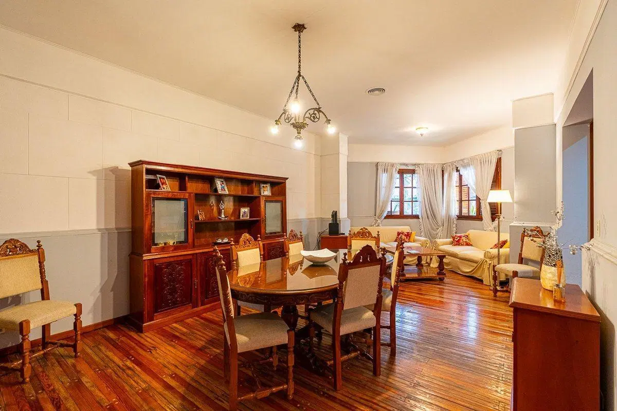VENTA CASA 3 DORM. COCHERA JARDIN Y PILETA 5