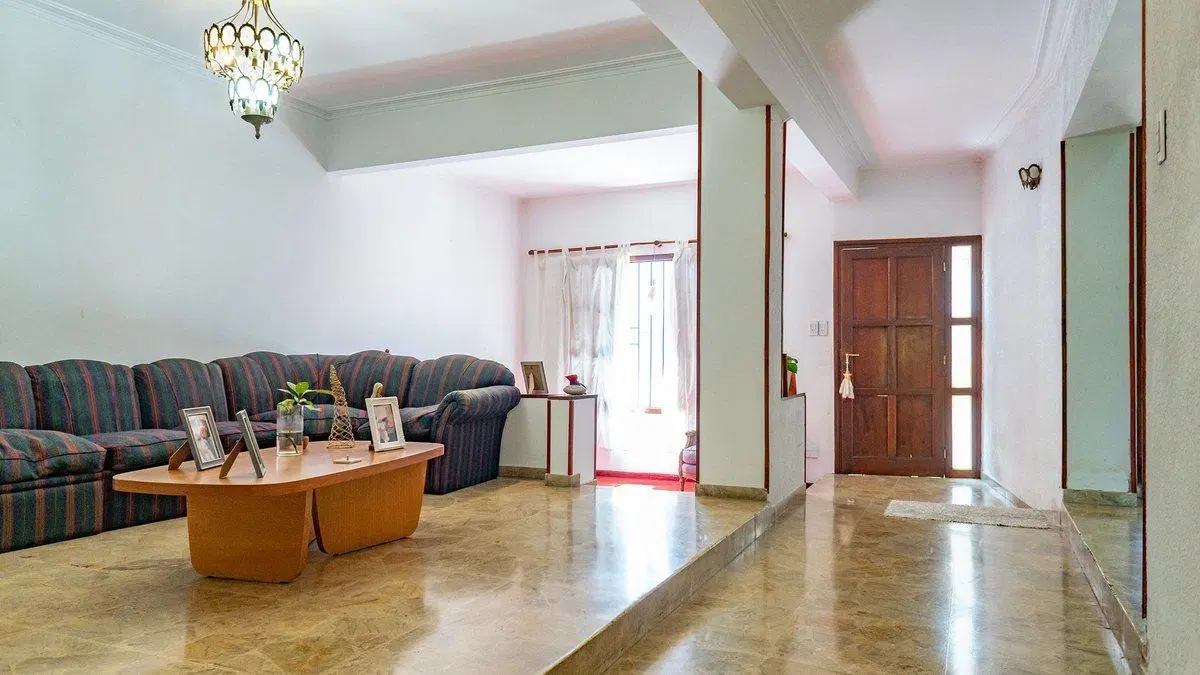CASA 3 DORMI CON PATIO Y COCHERA VENTA REFINERIA 5