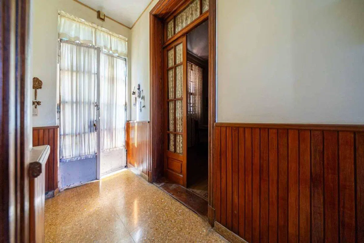 CASA EN VENTA DE 3 DORMITORIOS COCHERA. ARROYITO 5