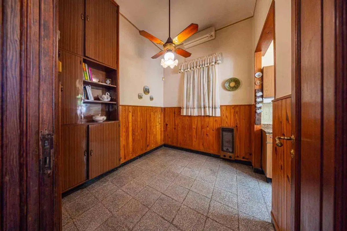 CASA EN VENTA DE 3 DORMITORIOS COCHERA. ARROYITO 8