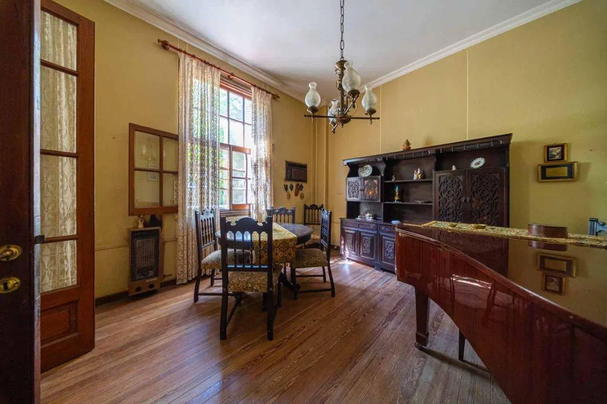 CASA EN VENTA DE 3 DORMITORIOS COCHERA. ARROYITO 2