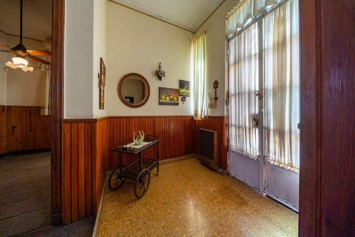 CASA EN VENTA DE 3 DORMITORIOS COCHERA. ARROYITO 3