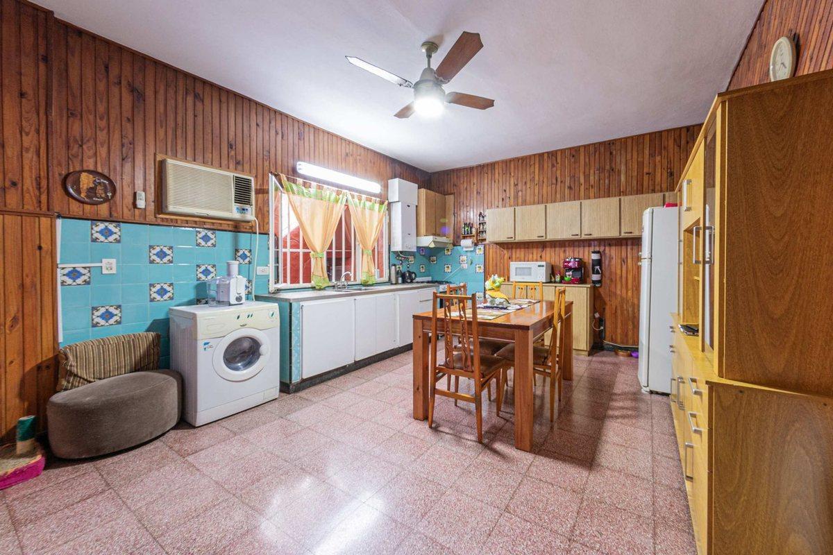 VENTA - CASA DE 2 DORMITORIOS CON COCHERA