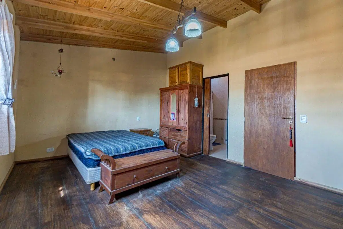 Casa de 3 dormitorios con suite, quincho y patio 2