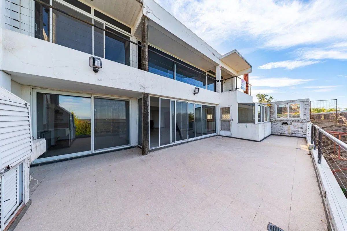 VENTA CASA A RECICLAR EN ALBERDI BARRANCA 5