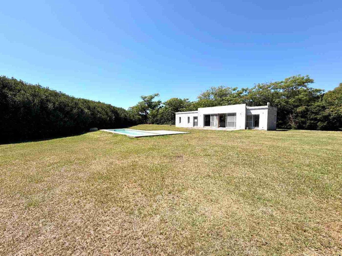 GRAN TERRENO EN VENTA CON PILETA Y QUINCHO 1949 M2