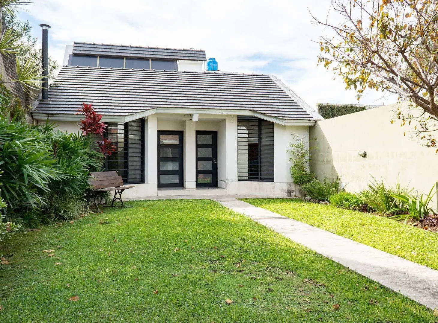 VENTA CASA 3 DOMITORIOS CON JARDIN EN ALBERDI 4