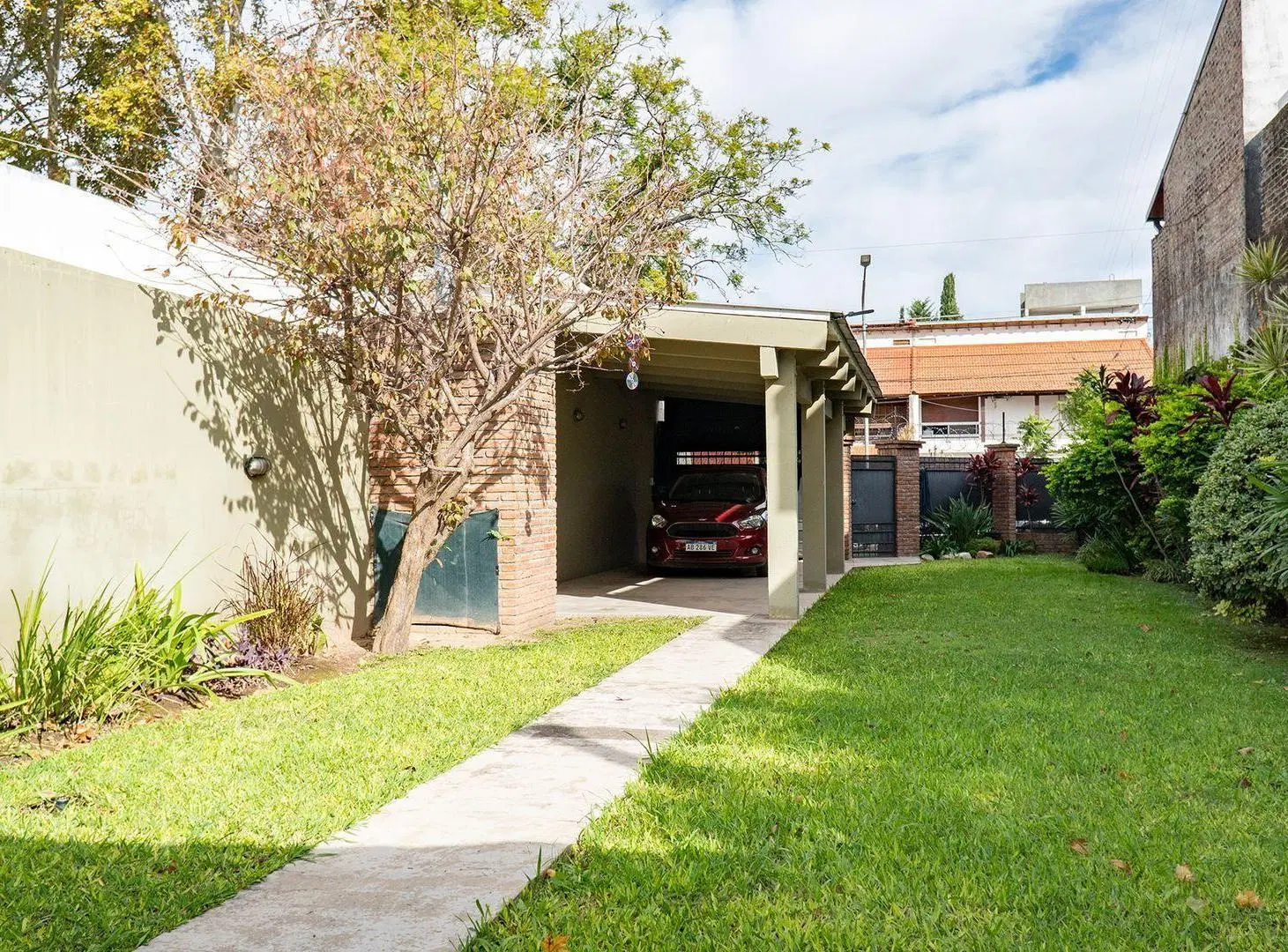 VENTA CASA 3 DOMITORIOS CON JARDIN EN ALBERDI 2