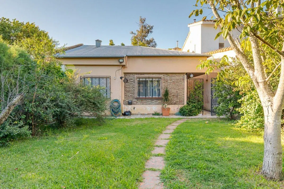 VENTA CASA DOS DORMITORIOS CON JARDIN EN FISHERTON 2