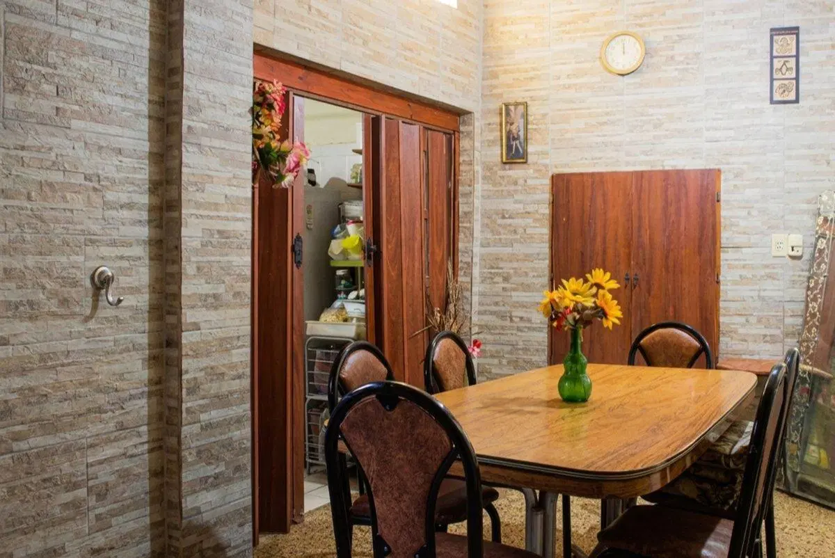 CASA DE 4 DORMITORIOS CON PATIO EN VENTA 3
