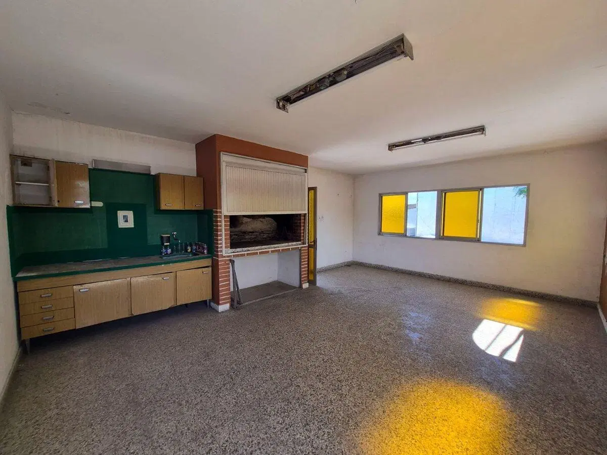 CASA DE 4 DORMITORIOS MÁS LOCAL COMERCIAL EN VENTA 5