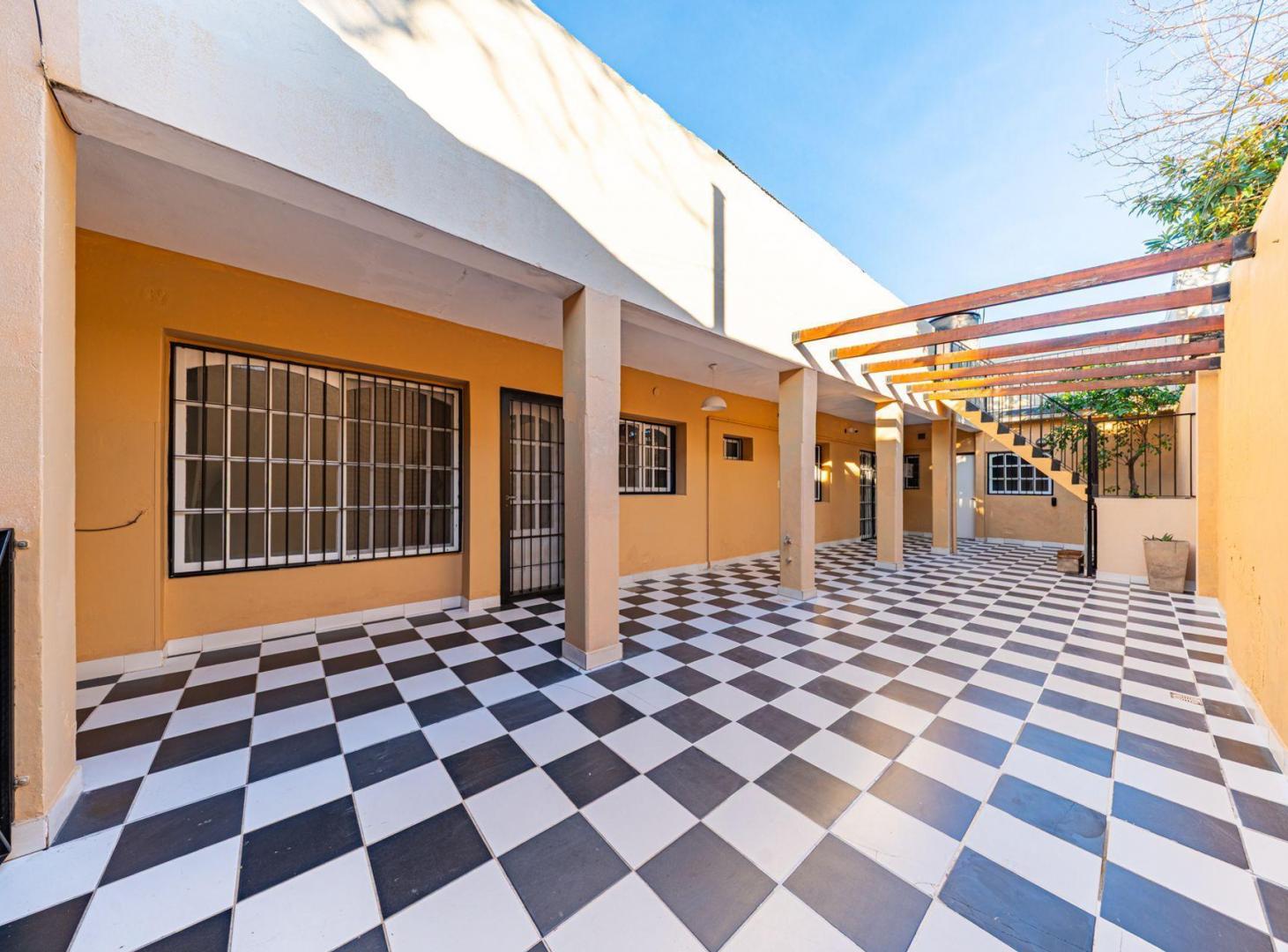 VENTA CASA 3 DORMITORIOS CON PATIO Y COCHERA