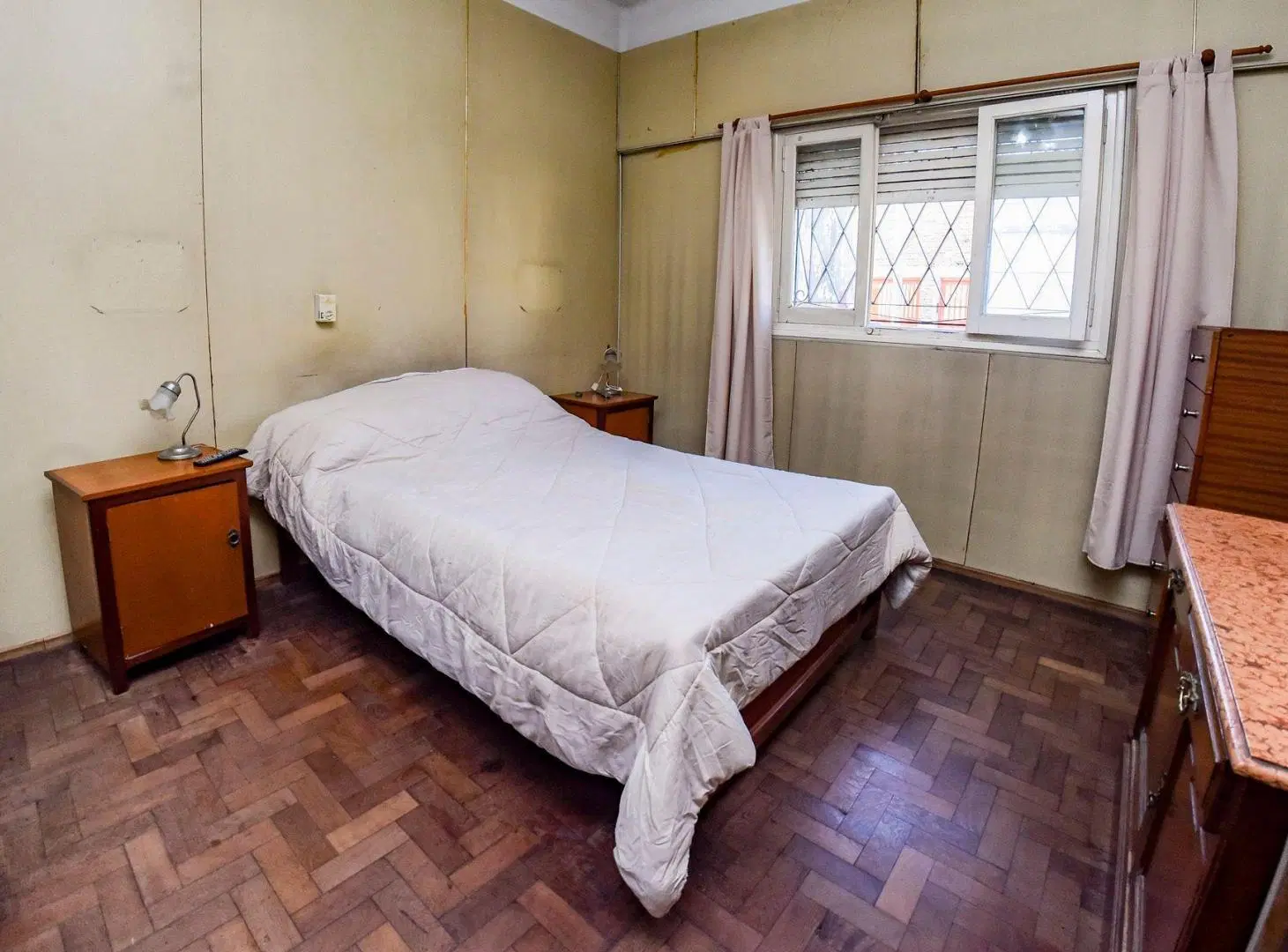VENTA ! CASA DE 2 DORMITORIOS Y PATIO EN AZCUENAGA 2