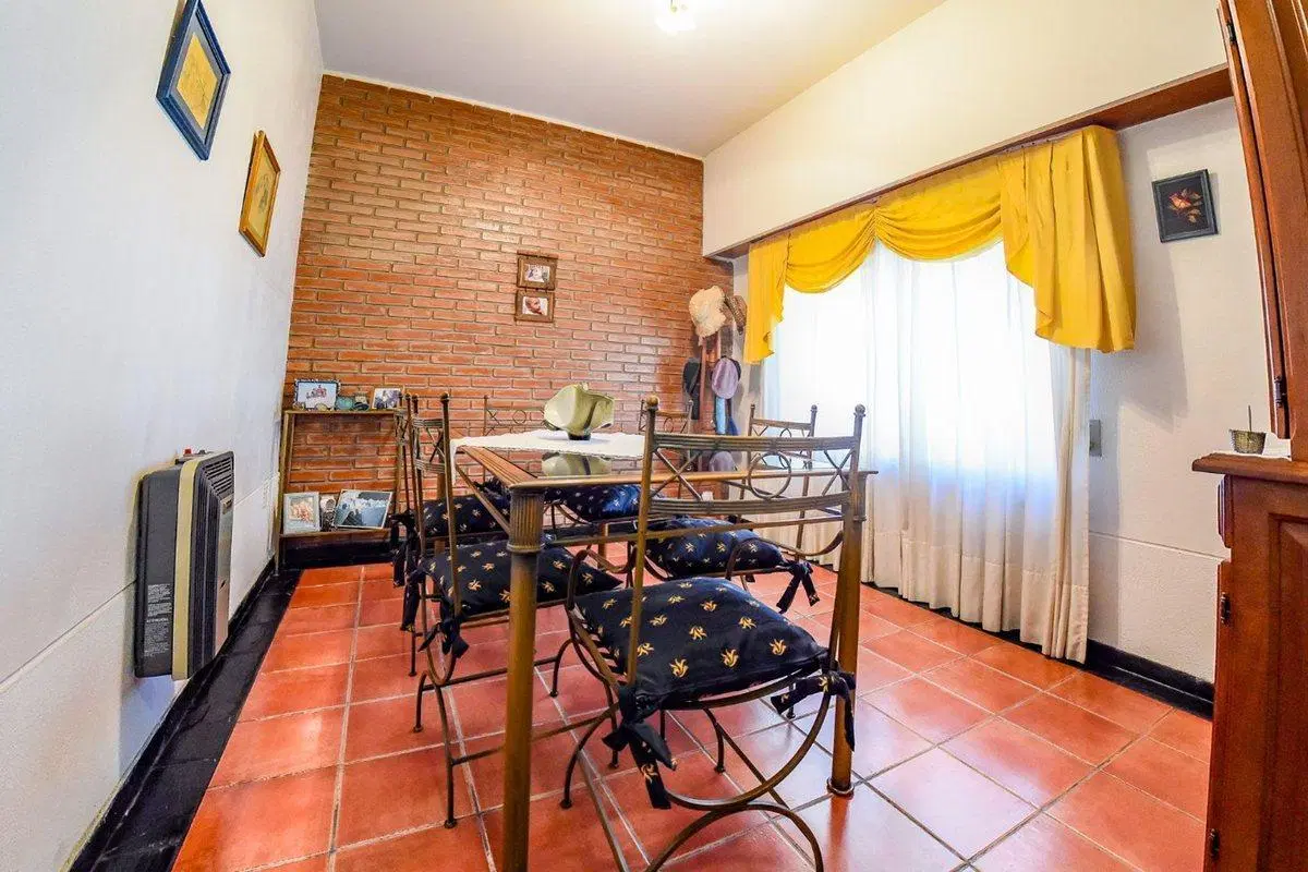 VENTA ! INCREIBLE CASA EN BARRIO AZCUENAGA ! 4