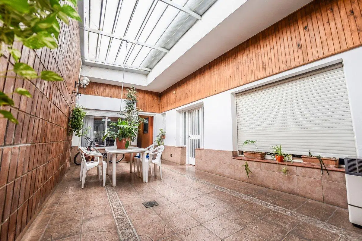 VENTA ! CASA DE 4 DORMITORIOS + PATIO + COCHERA !! 2