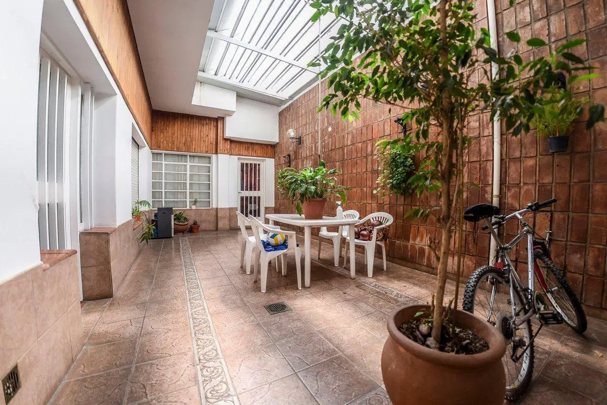 VENTA ! CASA DE 4 DORMITORIOS + PATIO + COCHERA !! 5