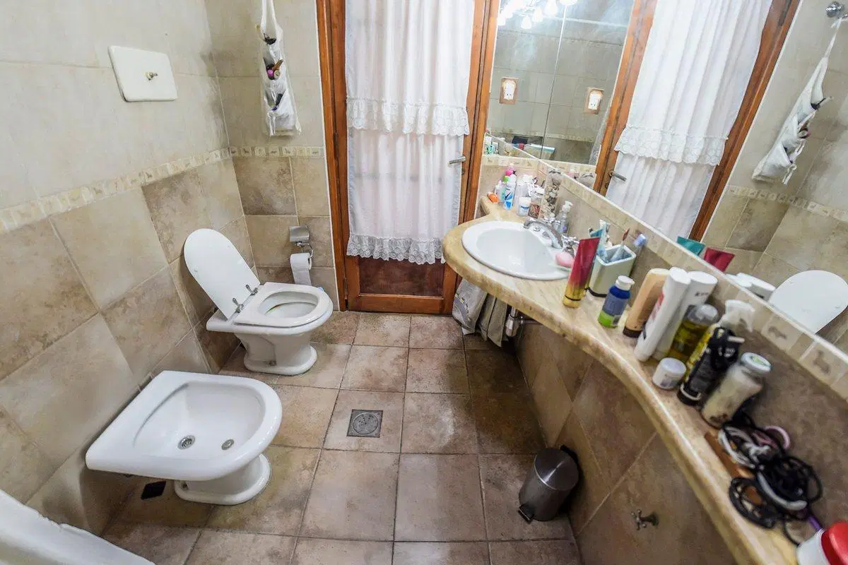 VENTA ! CASA DE 4 DORMITORIOS + PATIO + COCHERA !! 3