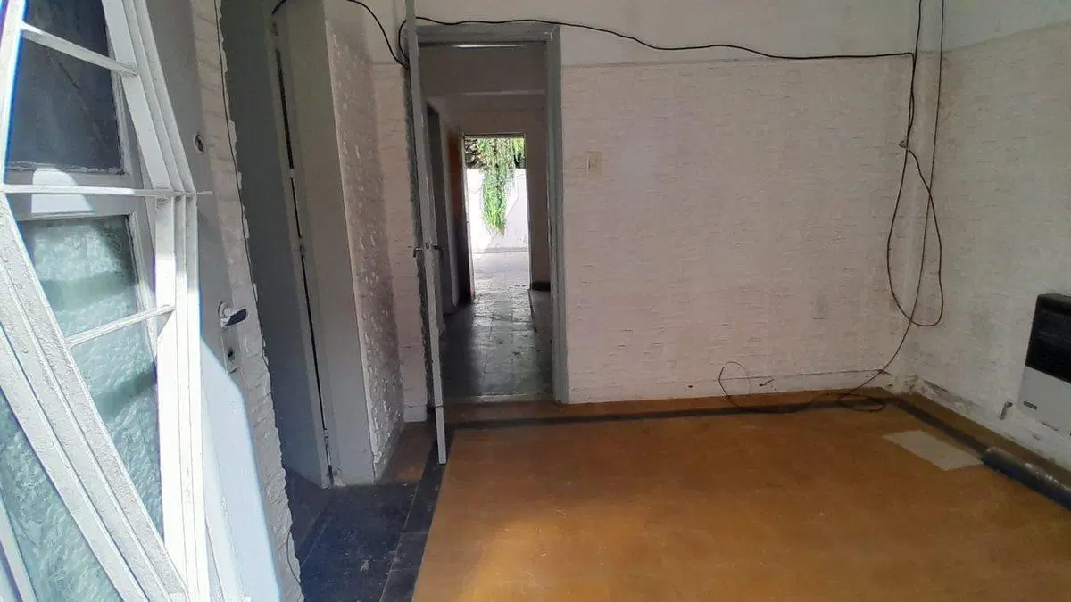 Casa, al frente a reciclar. Arroyito. 2