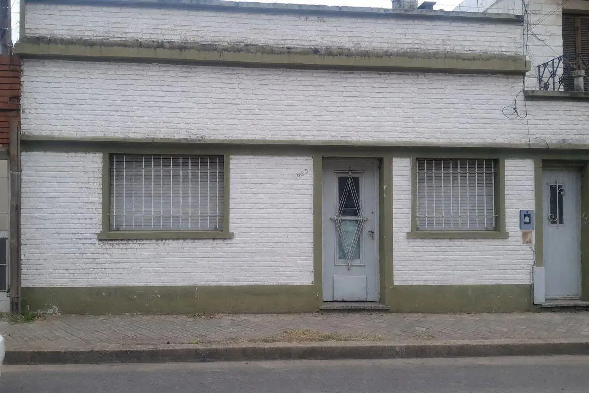 Casa, al frente a reciclar. Arroyito. 5
