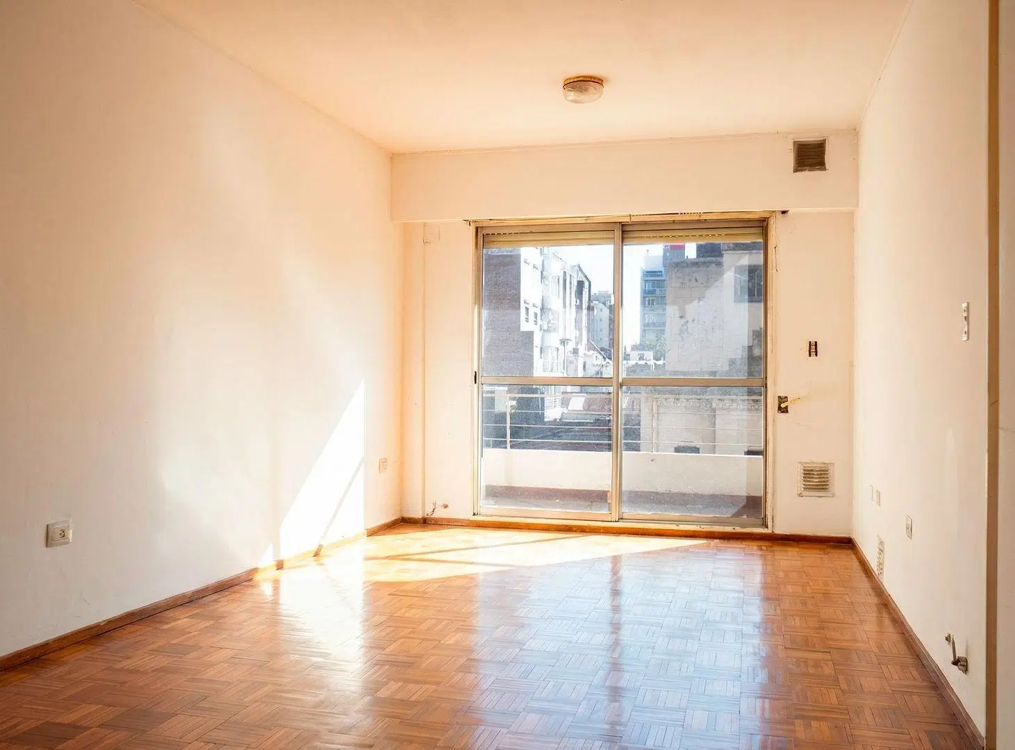 VENTA DEPTO. DOS DORMITORIOS CON BALCON CENTRO 3