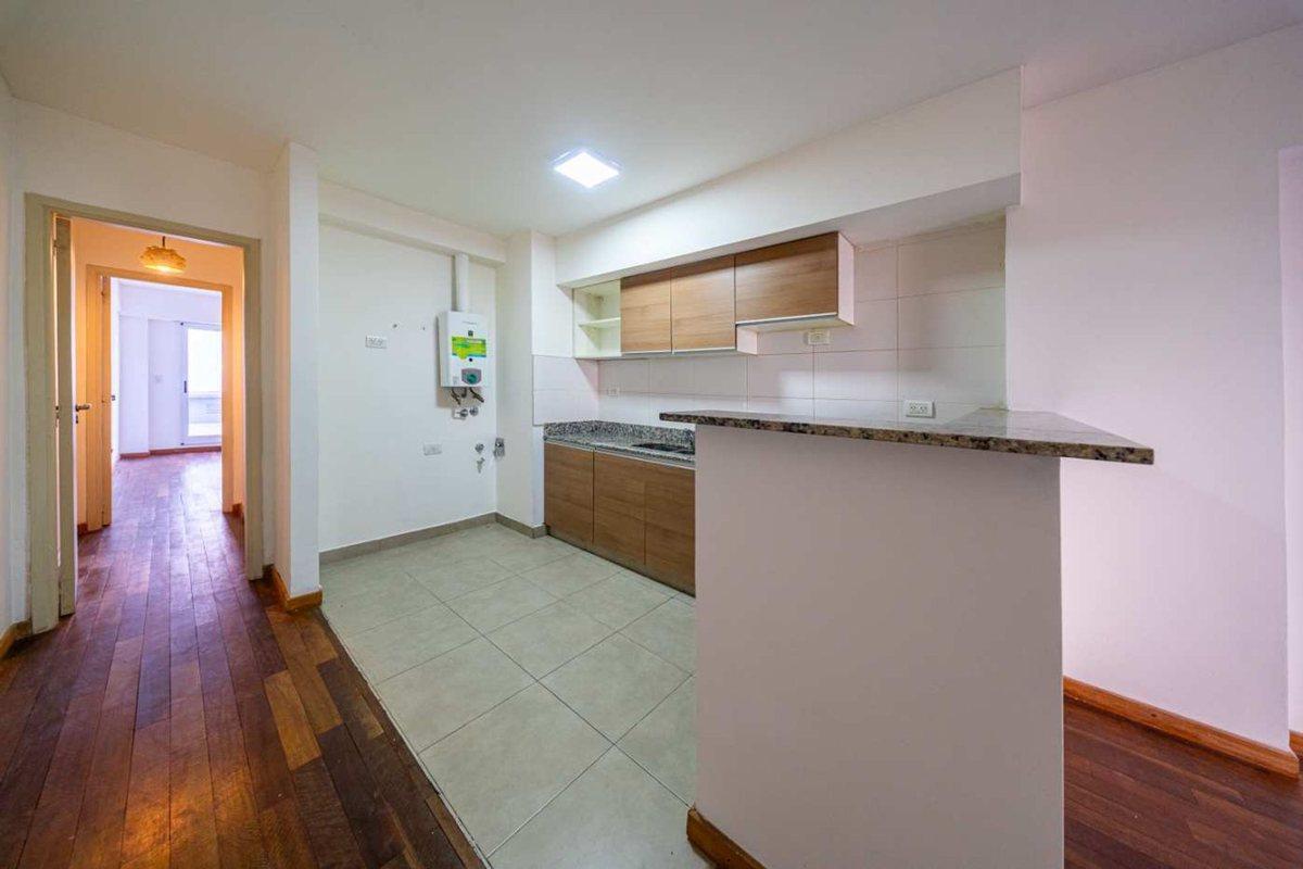 Foto de DEPARTAMENTO 1 DORMITORIO CON COCHERA CENTRO VENTA, imagen 2