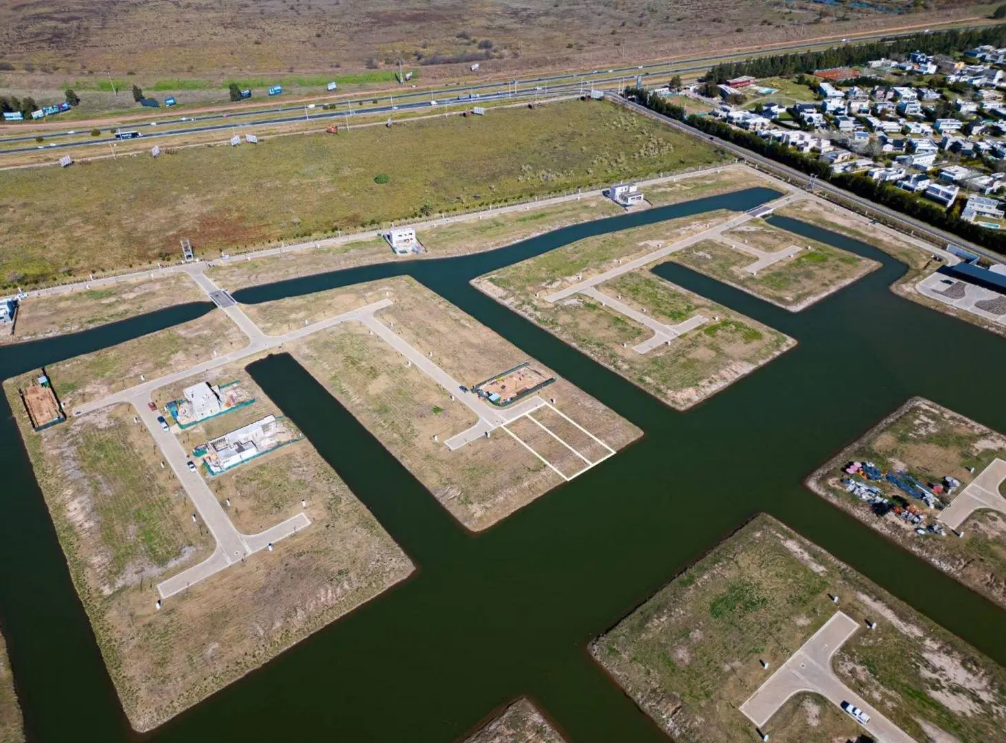 VENTA LOTES FUNES LAKES SOBRE EL CANAL CENTRAL 3