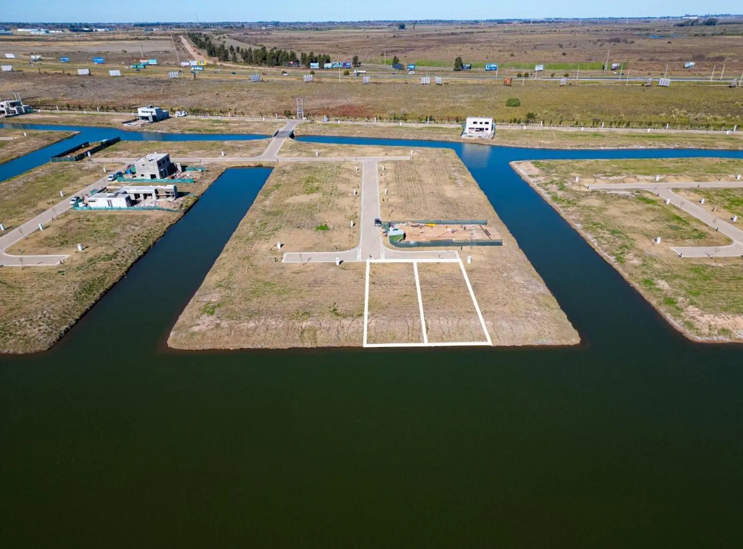 VENTA LOTES FUNES LAKES SOBRE EL CANAL CENTRAL 4