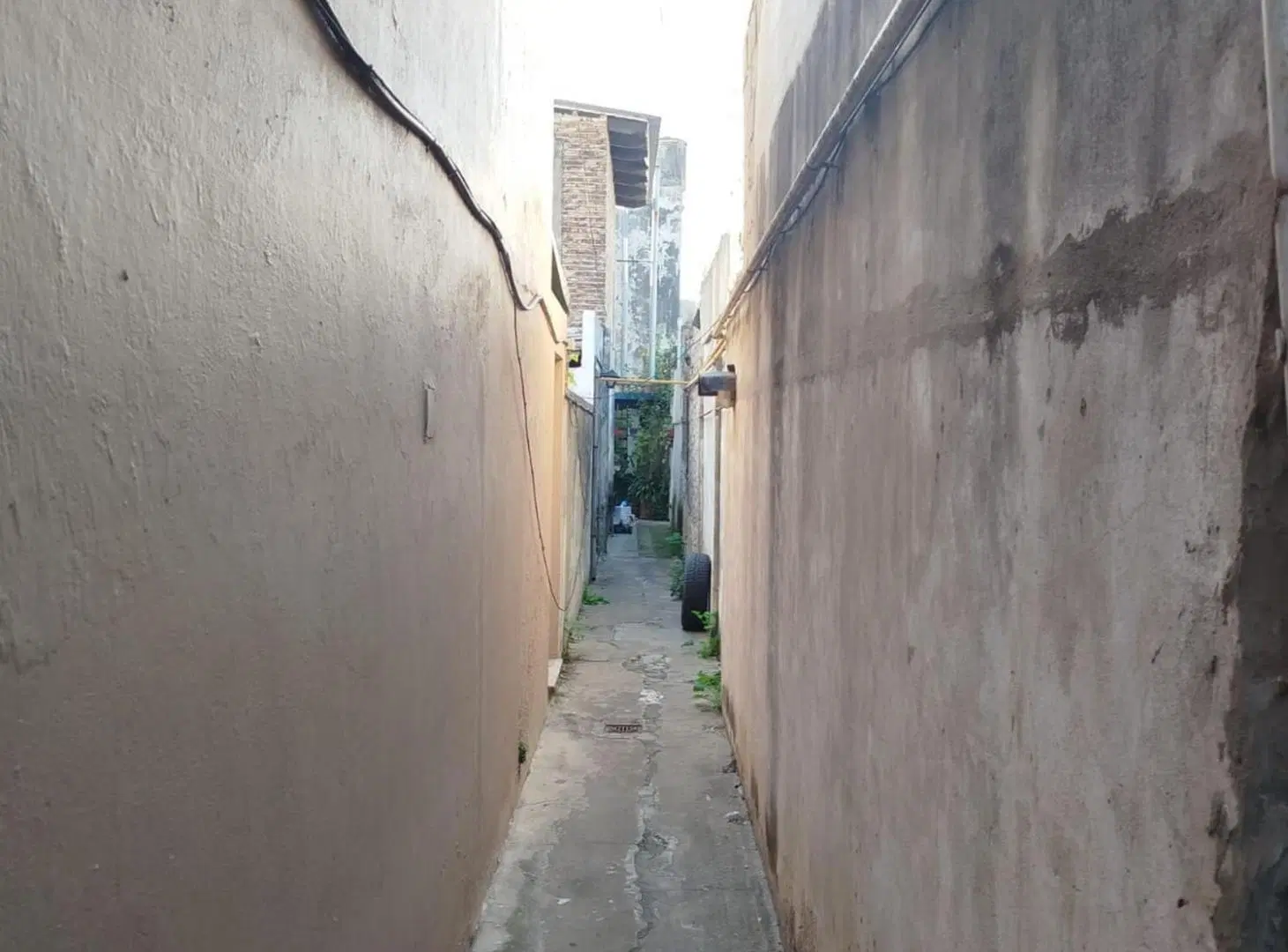 Casa de pasillo a reciclar en barrio Matheu 4