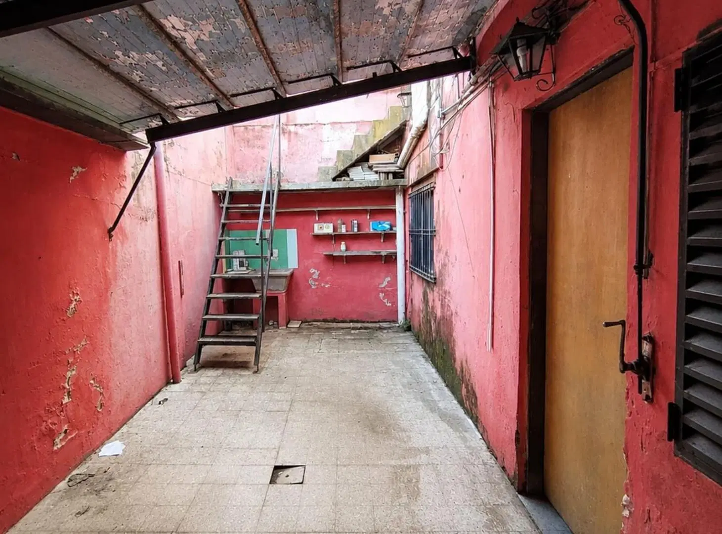 Casa de pasillo a reciclar en barrio Matheu 3