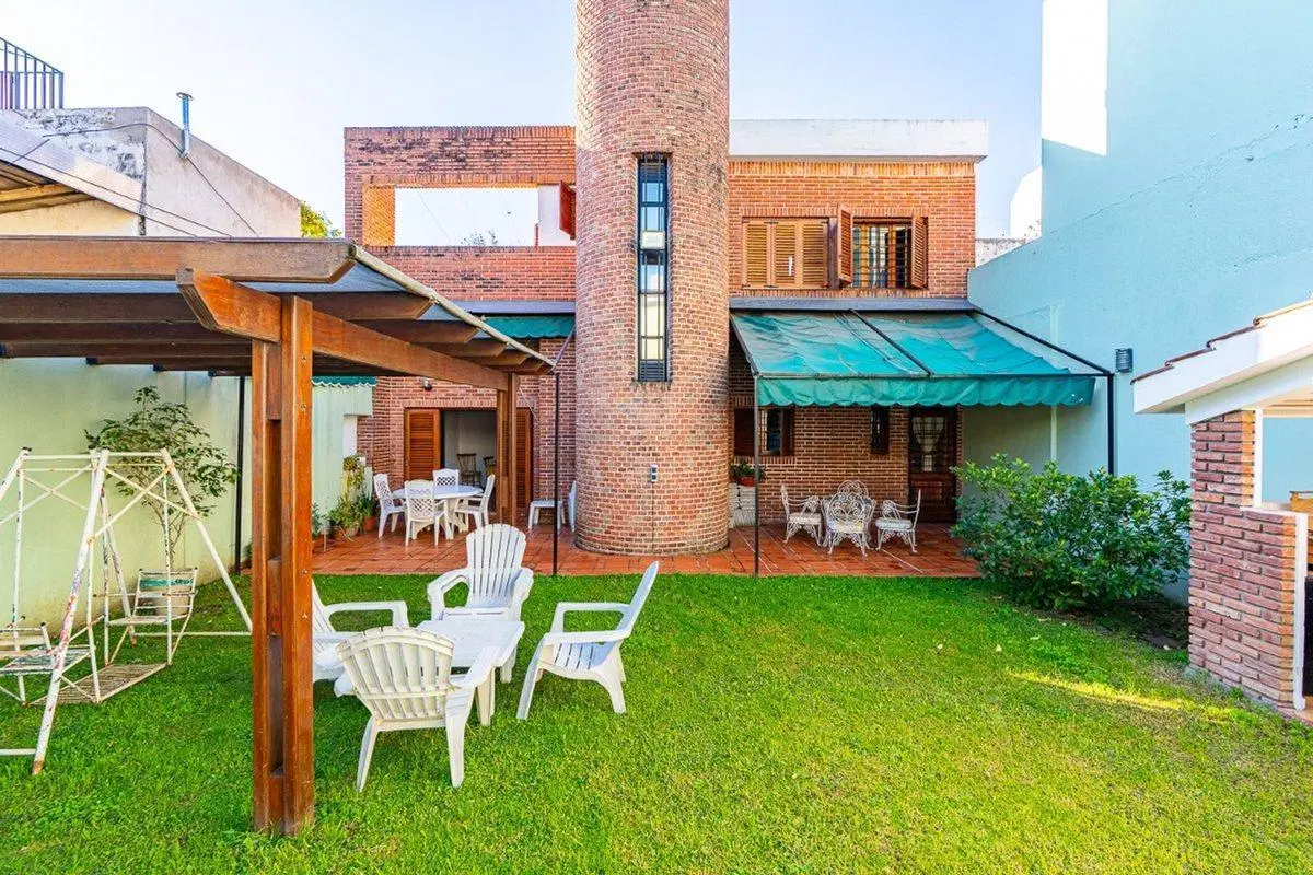 VENTA CASA 3 DORM. COCHERA JARDIN Y PILETA 5