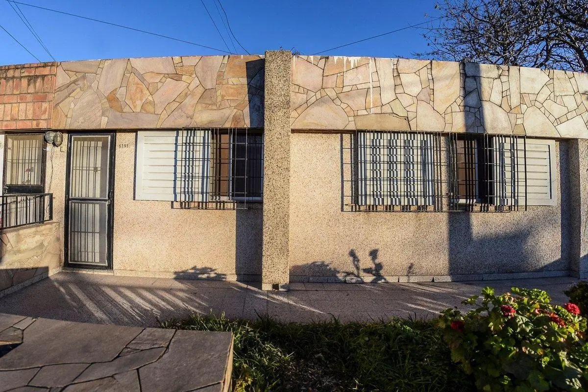 OPORTUNIDAD ! CASA A LA VENTA EN BARRIO INDUSTRIAL 3
