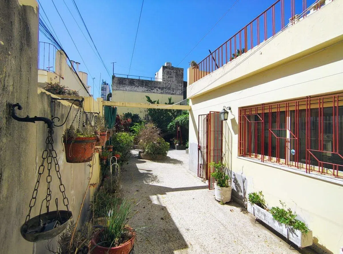 AMPLIA CASA 4 DORM CON BALCON ATERRAZADO Y PATIO 4