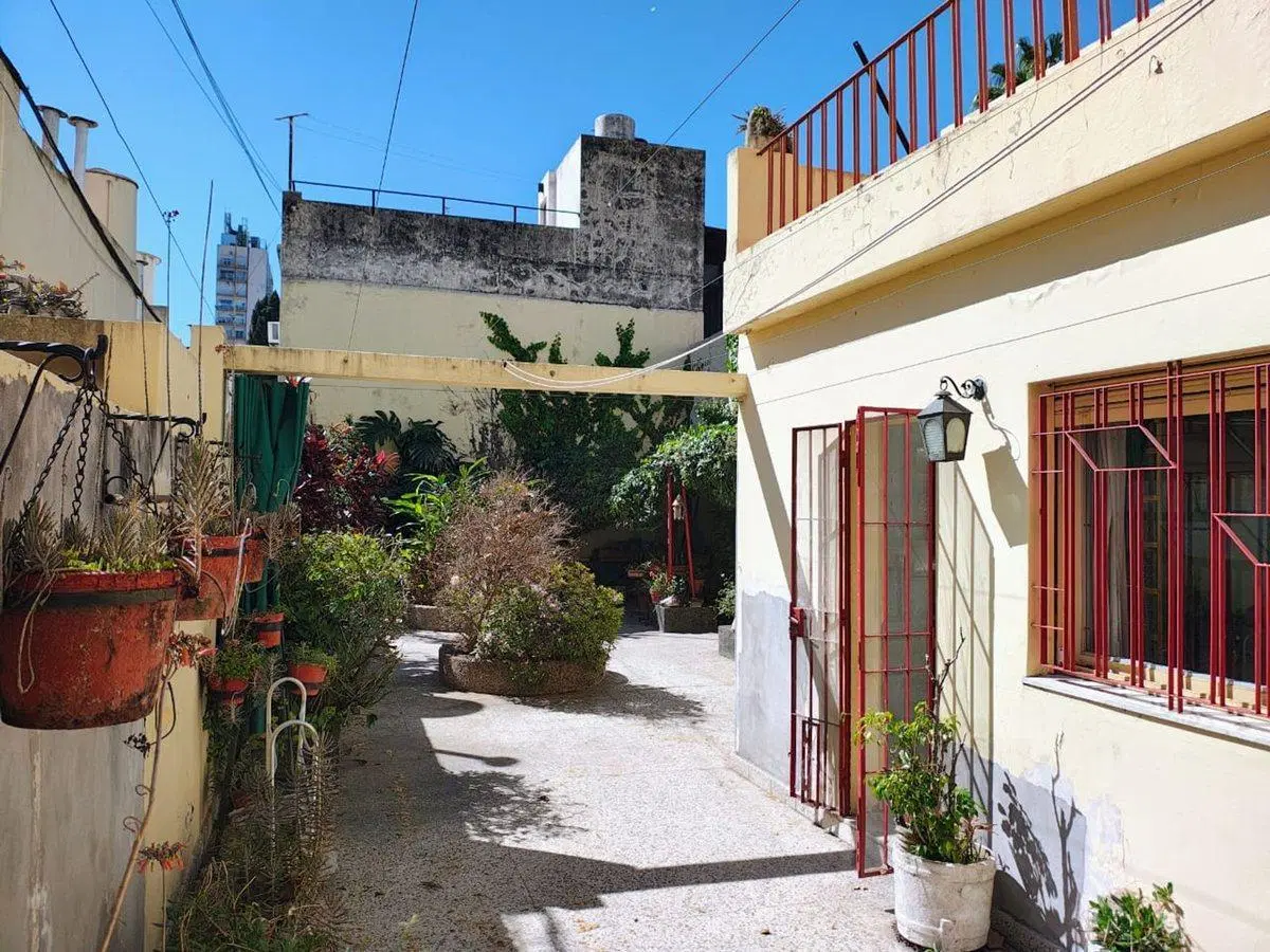 AMPLIA CASA 4 DORM CON BALCON ATERRAZADO Y PATIO 5