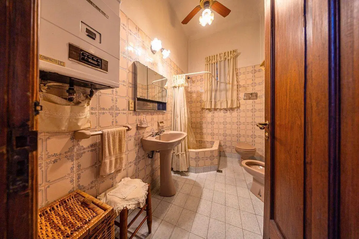 CASA EN VENTA DE 3 DORMITORIOS COCHERA. ARROYITO 8