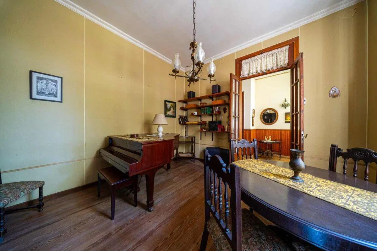 CASA EN VENTA DE 3 DORMITORIOS COCHERA. ARROYITO 5