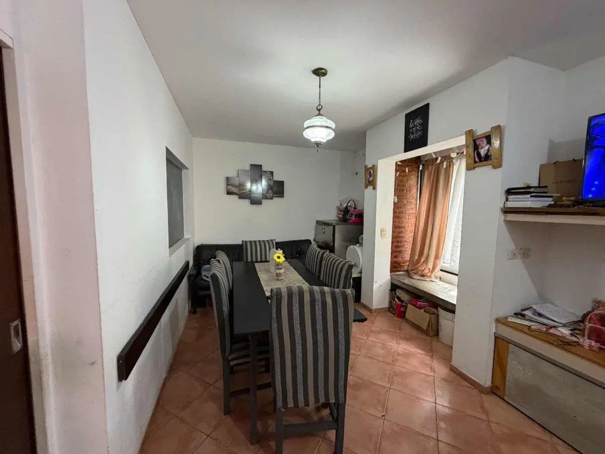 CASA EN VENTA 2 DORMITORIOS, COCHERA FISHERTON 3