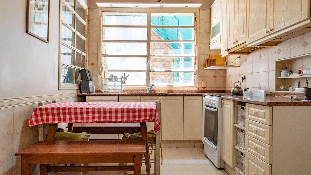 CASA 3 DORMI CON PATIO Y QUINCHO EN VENTA ABASTO 2