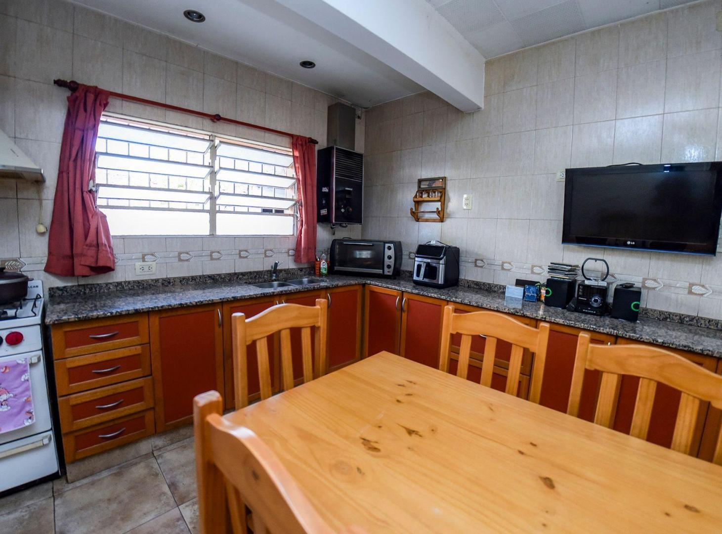 Foto de VENTA ! CASA DE 2 DORMITORIOS Y PATIO EN AZCUENAGA, imagen 2