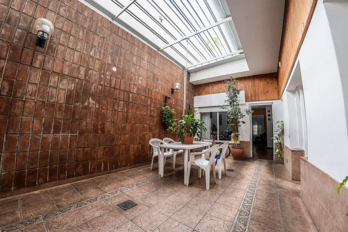 VENTA ! CASA DE 4 DORMITORIOS + PATIO + COCHERA !! 4