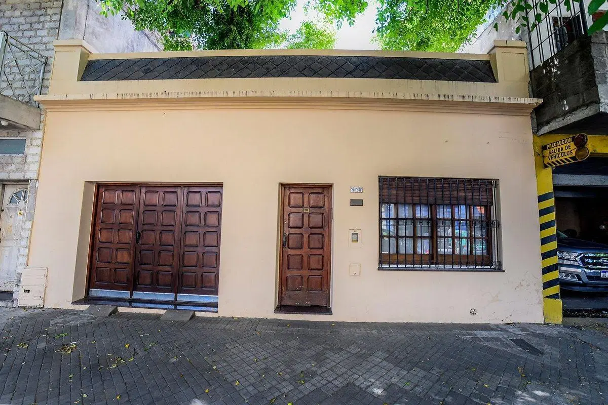 VENTA ! CASA DE 4 DORMITORIOS + PATIO + COCHERA !! 2