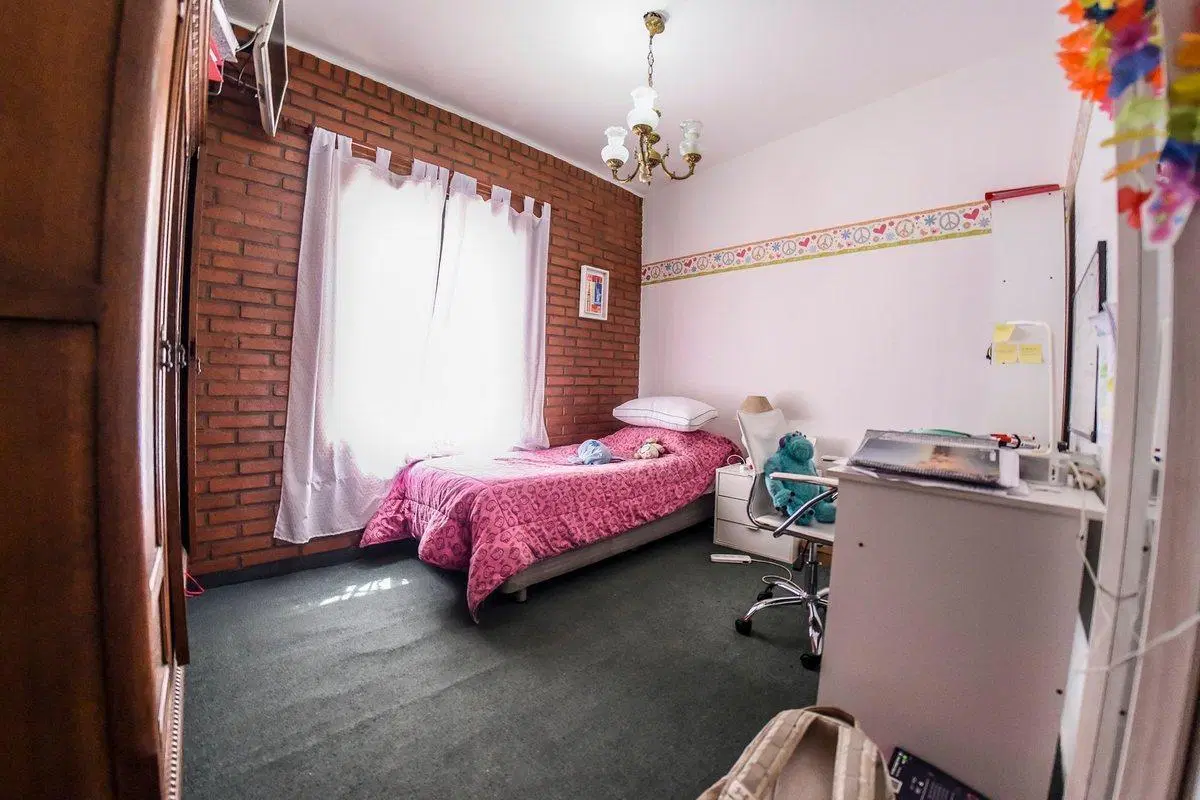 VENTA ! CASA DE 4 DORMITORIOS + PATIO + COCHERA !! 5