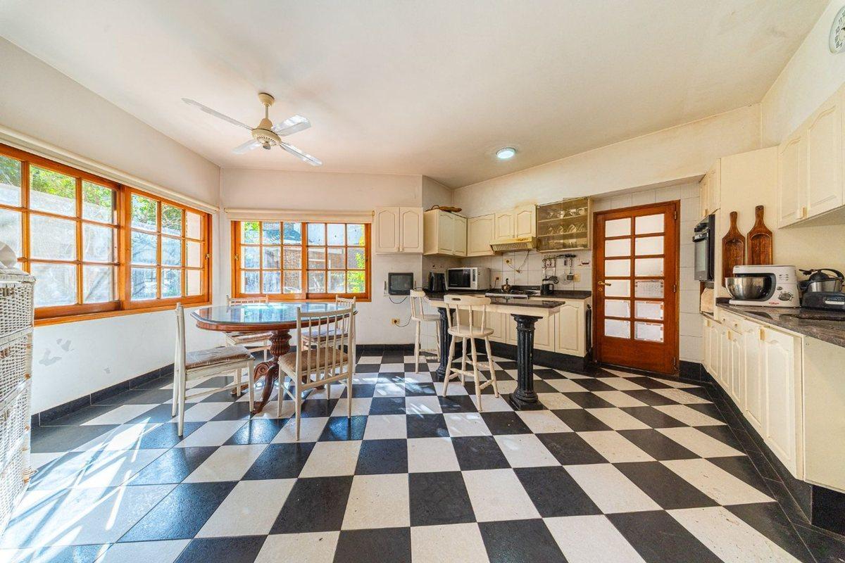 Foto de CASA EN VENTA 4/5 DORMITORIOS.JARDÍN.QUINCHO.GARAG, imagen 2