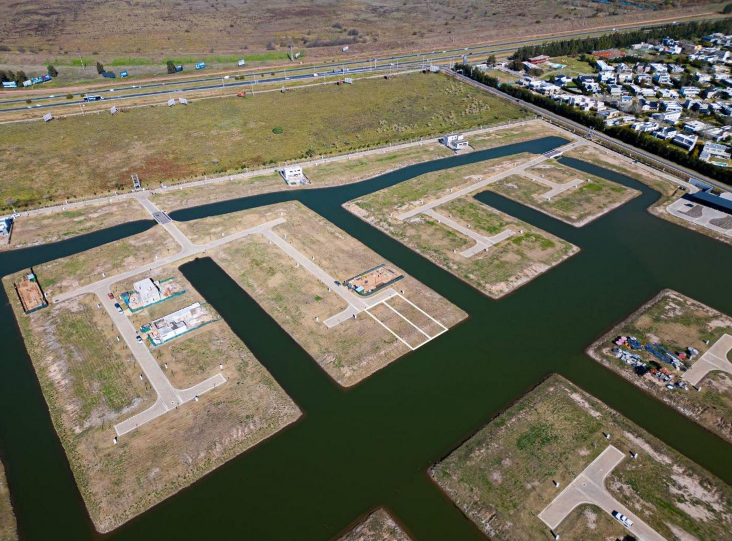 Foto de VENTA LOTES FUNES LAKES SOBRE EL CANAL CENTRAL, imagen 2