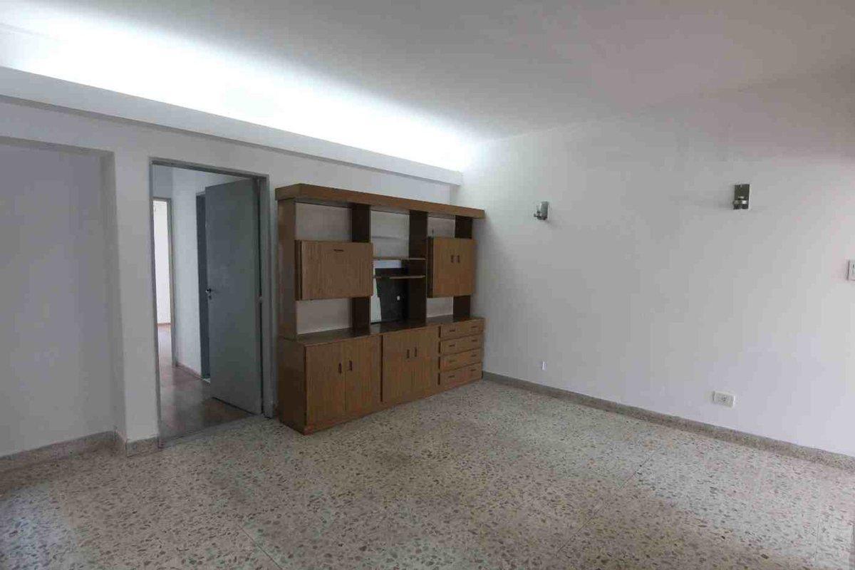 Foto de CASA EN VENTA DOS DORMITORIOS COCHERA, imagen 5