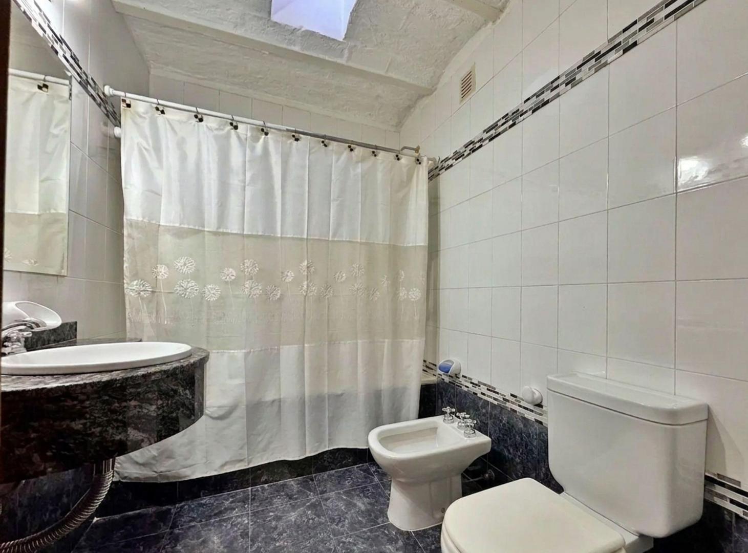 Foto de CASA DE PASILLO DE 3 DORMITORIOS EN VENTA - CENTRO, imagen 2