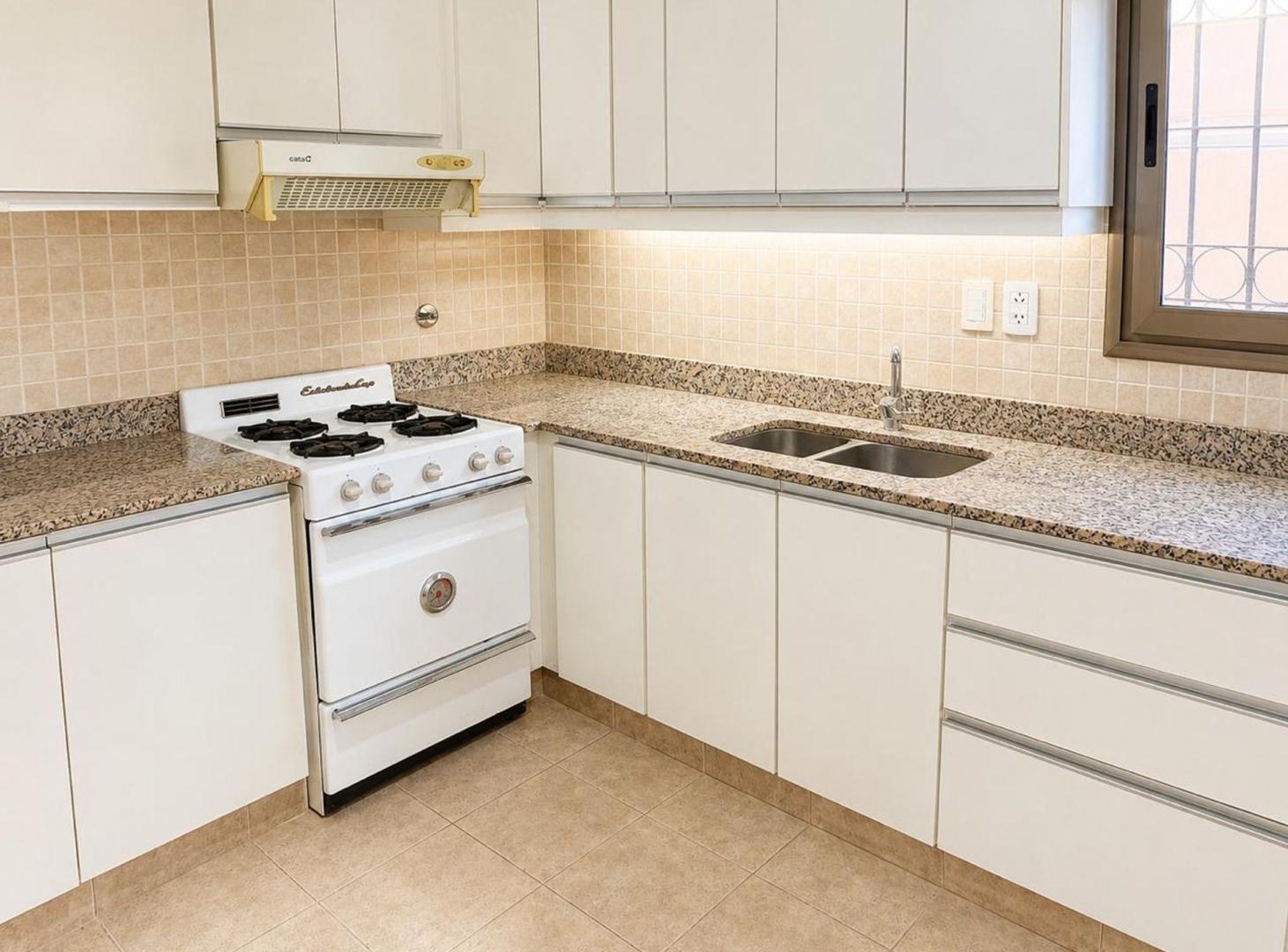 Foto de Venta casa jardín y pileta, Funes, imagen 1