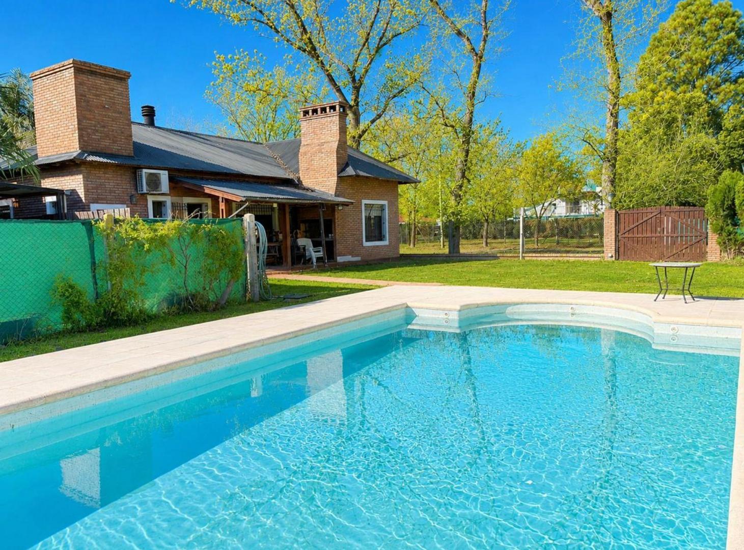 Foto de Venta casa jardín y pileta, Funes, imagen 3